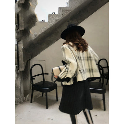Blazer de Lana con Detalle de Moño y Contraste en Seda Negra - Image 3