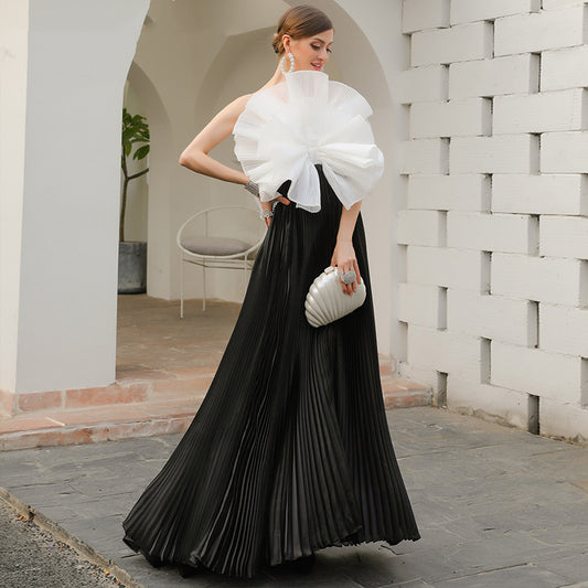 Vestido Elegante Negro y Blanco con Flores Artesanales y Dobladillo Plisado