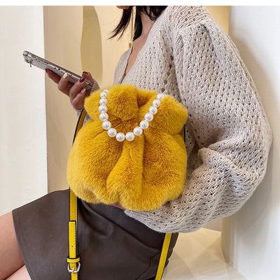 Bolso Mensajero de Peluche con Perlas para Mujer - Diseño Trendy e Instagrameable - Image 11