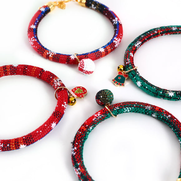 Collar Ajustable para Mascotas con Guantes Navideños y Cascabel