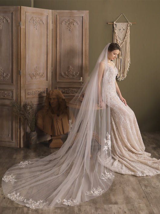 Velo de Novia Floral con Cola Larga de Encaje Delicado - Image 10