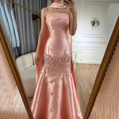 Vestido de Fiesta Elegante con Corpiño de Satén y Chal Largo Tostado - Image 2