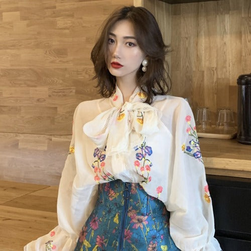 Blusa Elegante con Moño Bordado y Mangas Linterna