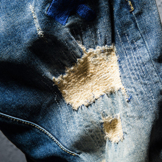 Jeans Azules con Parches Bordados Coloridos - Image 13