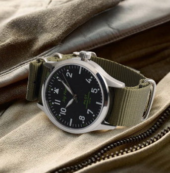 Reloj Deportivo de Acero Inoxidable con Banda de Nylon - Image 2