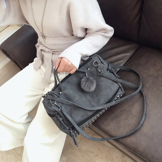 Bolso de Hombro en Cuero Nobuck con Remaches - Image 3