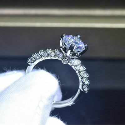 Anillo Diosa de la Fortuna en Moissanita con Baño de Platino - Image 9