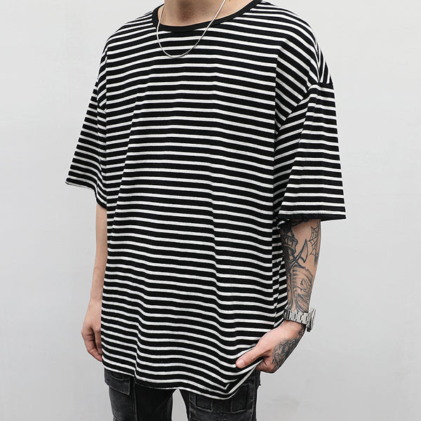 Playera Holgada a Rayas Blancas y Negras con Manga Corta
