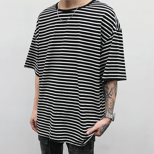Playera Holgada a Rayas Blancas y Negras con Manga Corta