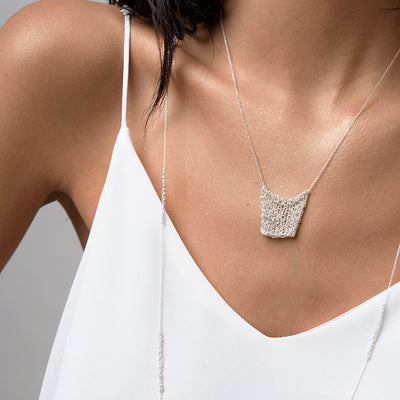 Collar de Plata Esterlina con Diseño de Bolsa de la Suerte para Mujer - Image 10