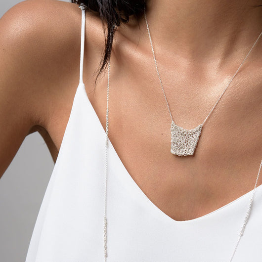 Collar de Plata Esterlina con Diseño de Bolsa de la Suerte para Mujer - Image 10