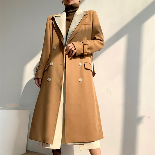 Abrigo Trench Elegante con Cuello Doble Capa y Detalles Patchwork