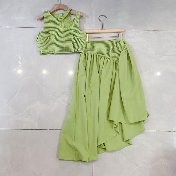 Conjunto Elegante con Chaleco Hueco y Falda Irregular