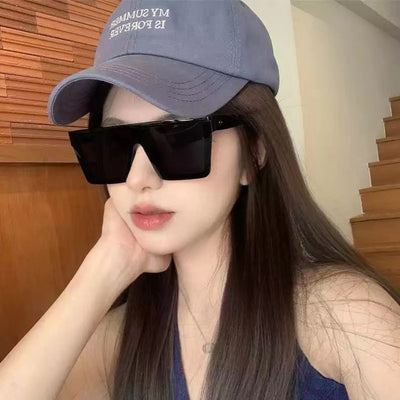 Fashion one-piece large rim sunglasses with a transparent champagne frame and brown gradient lenses. - Image 4