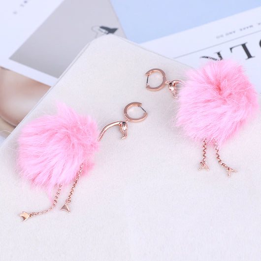 Aretes Flamingo Elegantes con Bola de Pelaje Realista - Image 7