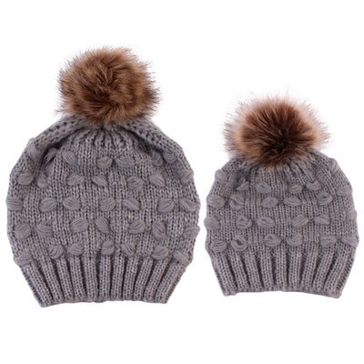 Gorro de Punto Familiar con Pompón de Pelaje - Diseño Mariposa Cálido - Image 9