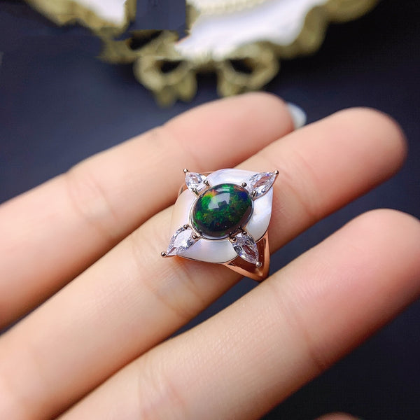Anillo de Ópalo Negro Natural con Incrustaciones Elegantes