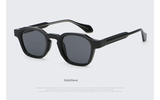 Classic fashion sunglasses with a black and tortoiseshell quadrilateral frame and dark green lenses, angled view. - Image 12