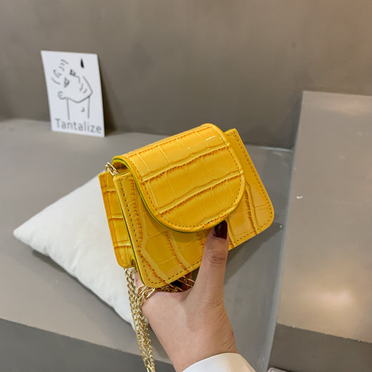 Bolsa Bandolera de Cuero Texturizado con Cadena Versátil - Image 7