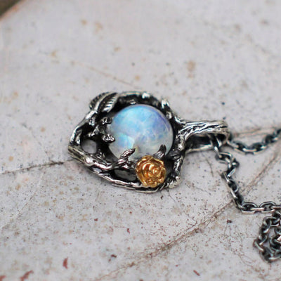 Collar Colgante de Piedra Lunar Sintética con Rama de Hojas - Diseño Separación de Colores - Image 2