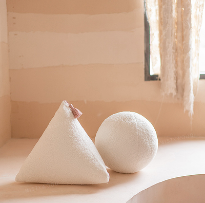 Almohada Decorativa Triangular Blanca de Felpa Suave para Mesita de Noche - Image 16