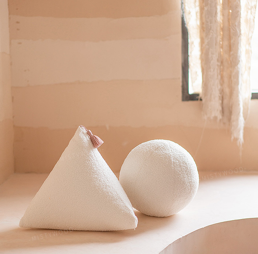Almohada Decorativa Triangular Blanca de Felpa Suave para Mesita de Noche - Image 16
