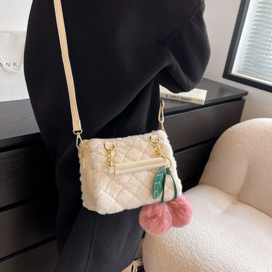 Bolso Tote de Cadena Metálica y Rombos Acolchados con Dije de Cereza - Image 10