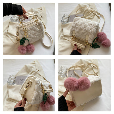 Bolso Tote de Cadena Metálica y Rombos Acolchados con Dije de Cereza - Image 11