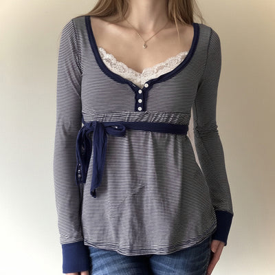 Blusa Rayada de Cintura Alta con Detalle de Encaje y Manga Larga Versátil - Image 8