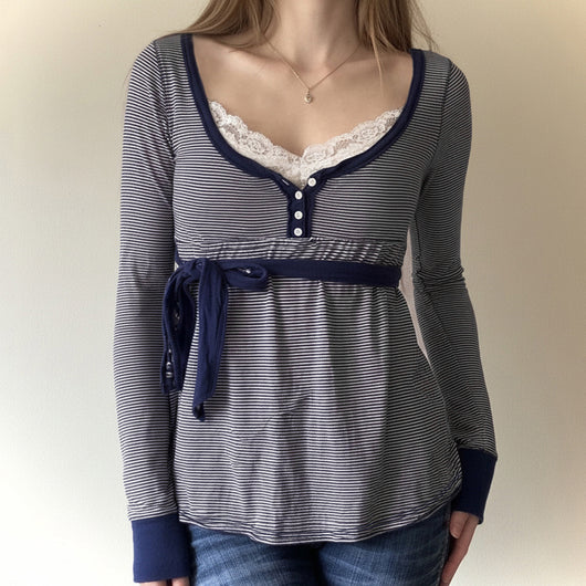 Blusa Rayada de Cintura Alta con Detalle de Encaje y Manga Larga Versátil - Image 8