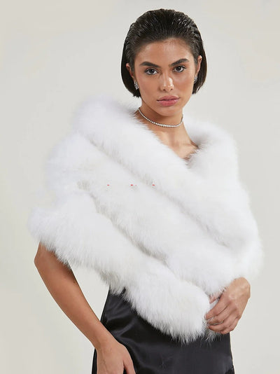 Chal Cálido para Mujer con Detalles de Piel Decorativa - Image 3