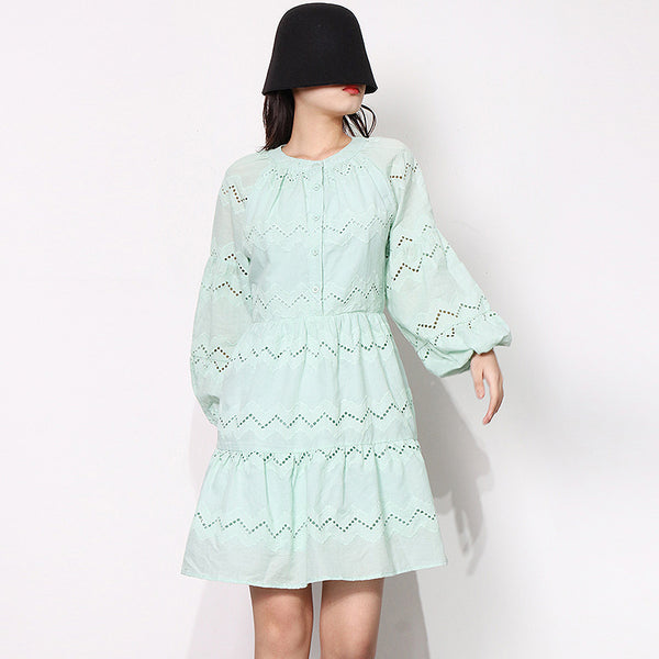 Vestido Corto con Cuello Redondo y Mangas Farol Calado