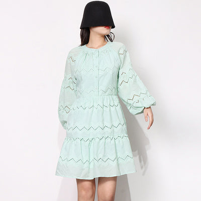 Vestido Corto con Cuello Redondo y Mangas Farol Calado