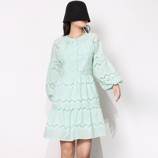 Vestido Corto con Cuello Redondo y Mangas Farol Calado