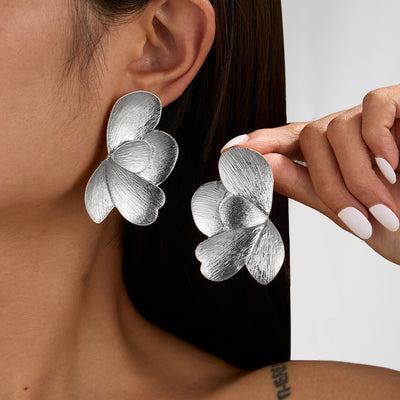 Aretes de Flor Plisada en Metal Líquido - Image 17