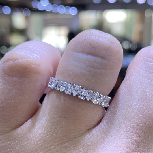 Anillo de Lujo Minimalista con Incrustación de Gota de Agua y Cristales
