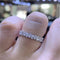 Anillo de Lujo Minimalista con Incrustación de Gota de Agua y Cristales