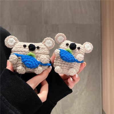 Mochila Tejida Artesanal con Diseño Koala y Funda para Auriculares