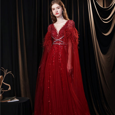 Vestido de Noche Elegante con Capa de Plumas Dos Piezas - Image 13