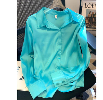 Blusa de Satén Azul Marino con Solapa y Drapeado Elegante - Image 4