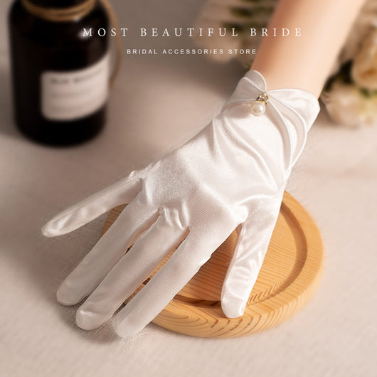Guantes de Novia Cortos Estilo Audrey Hepburn con Perlas y Satén - Image 3