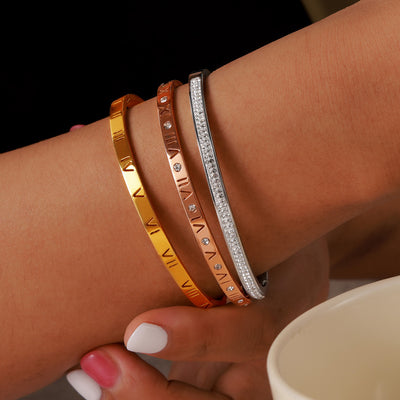 Pulsera de Titanio Chapada en Oro con Diseño Romano Grabado y Diamantes Incrustados - Image 4