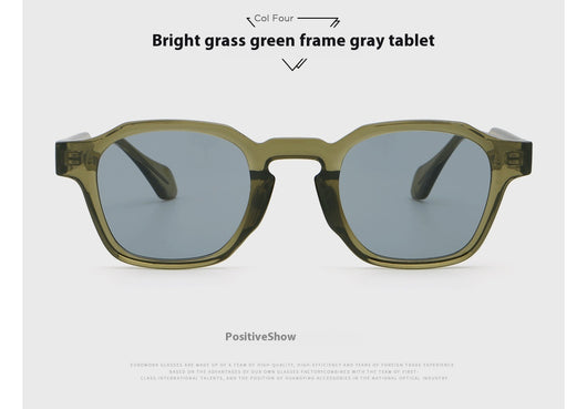 Classic fashion sunglasses with a black and tortoiseshell quadrilateral frame and dark green lenses, angled view. - Image 13