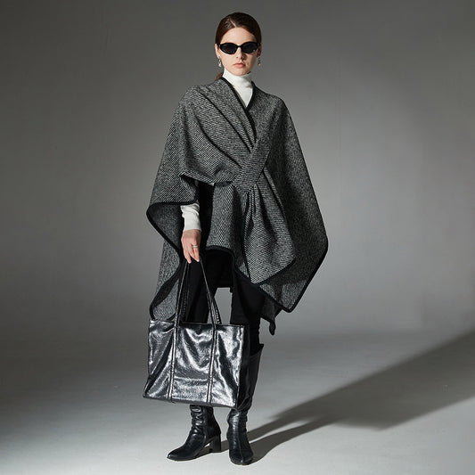 Chal Elegante Negro con Hebilla y Rayas - Image 2