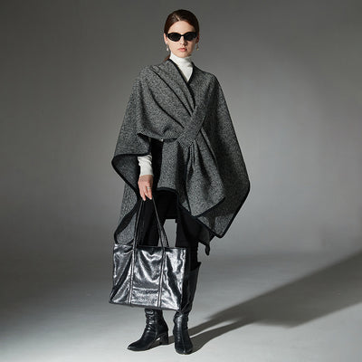 Chal Elegante Negro con Hebilla y Rayas - Image 2