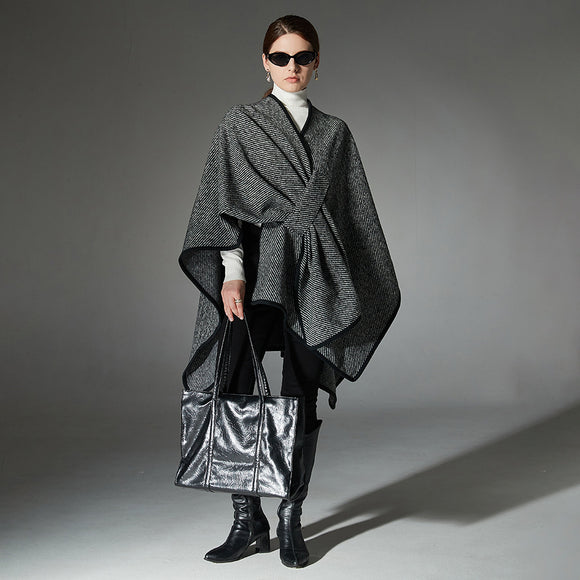 Chal Elegante Negro con Hebilla y Rayas