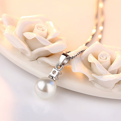 Collar de Oro Blanco con Diamante de Zircón Geométrico Rombo Retorcido - Image 2