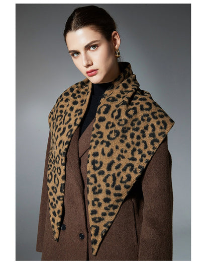 Chal Triangular Reversible con Estampado Leopardo - Colección Otoño Invierno - Image 7