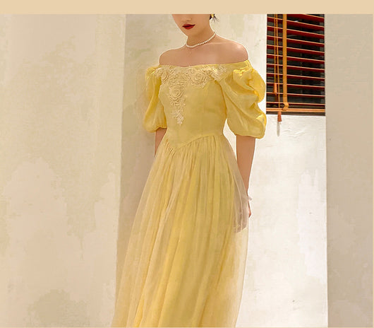 Vestido de Satén Elegante con Falda Princesa y Detalles de Malla - Image 9