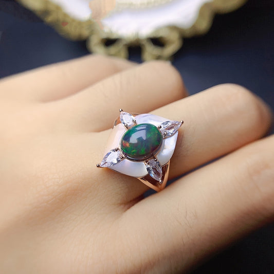 Anillo de Ópalo Negro Natural con Incrustaciones Elegantes